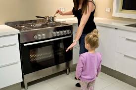 Как научить ребёнка пользоваться газовой плитой?